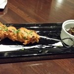 ビストロ メランジェ - 鶏モモ肉のタンドリー風焼き鳥と鴨の砂肝のコンフィ