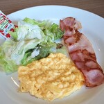 デニーズ - 料理写真:スクランブルエッグ、ベーコン、サラダを盛り合わせたセット