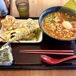 讃岐釜揚げうどん 小麦屋 - 料理写真:うま辛 赤かすうどん 並、茄子天ぷら、唐揚げ、わかめおむすび