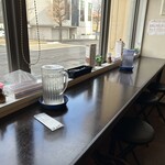 喫茶屋 かしさ - 窓際のカウンター席