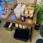 すば処 あじぐくるいしみね - 入口に調味料