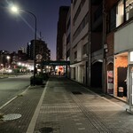 炭火焼肉と韓国料理の店 きむらや - 店から駅を背にした側