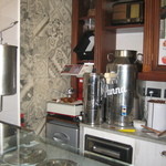 Edoardo - 左奥がコーンを丸める機械。出来上がって冷ましてある。