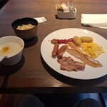 Harbor Kitchen - お味噌汁、イベリコ豚のベーコン、スクランブルエッグ、XO醤を入れたお粥などです。