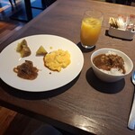 Harbor Kitchen - じゃがバター、スクランブルエッグ、麻婆春雨、カレー、オレンジジュースです。
