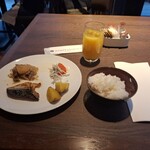 Harbor Kitchen - 鯖の西京焼、白いご飯、肉じゃがなどです。