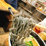 麺場 ハマトラ - 麺は緑色