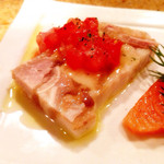 スペイン炭火焼料理 エル フォゴン - 本日のタパス5種盛り合わせ（1人前：¥800）のあぐー豚のテリーヌ。このお店の看板メニューらしいので期待したんですが、思ったより印象に残らず。割とあっさり淡白だったからかな。