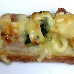 ブーランジュリー グウ - ベーコンとブロッコリーのタルティーヌ