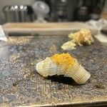 鮨 からす - イカとカラスミ 美しい イカ墨のシャリで