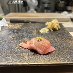 鮨 からす - 赤酢シャリの大トロ 綺麗な色