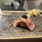 鮨 からす - 神戸牛とキャビア✨炙ってありとろけます！逸品でした