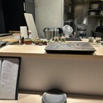 鮨 からす - カウンターから、大将まで近い