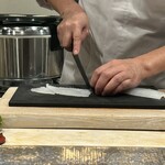 鮨 からす - 手元が見えます、細かく飾り包丁の図