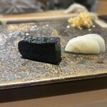 鮨 からす - 玉子はなんとイカ墨いり！べったら漬と