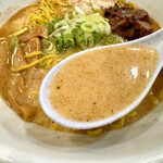 らーめん鯱 - 濃厚で旨味あふれるスープ