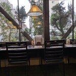 鰻の成瀬 - テーブル席以外にも駐車場向きの席もあり