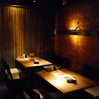 のれんで仕切られた半個室や、9名様以上で使える完全個室完備。