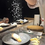 鮨 からす - 海老雪塩パフォーマンスパラパラと粉雪が様で感動的です