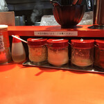 横浜ラーメン 斎藤家 - 卓上の調味料1