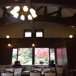 イノダコーヒ - 店内から庭園の紅葉を見ることができます。