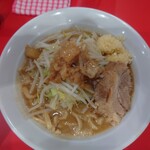 ラーメン ノックアウト - ラーメン　にんにく中　油　野菜普通