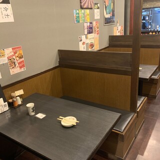 居心地のいいテーブル席で、心ほぐれる楽しいひとときを