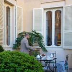 Donna Camilla Savelli - VRetreats - 朝食の後片付け中・・