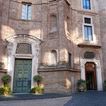 Donna Camilla Savelli - VRetreats - 左の扉は小聖堂への入口