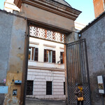 Donna Camilla Savelli - VRetreats - 修道院の門の高さにご注目！　