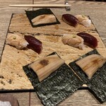 鮨 あさひ - (左上から)光物握り　鮪漬け握り　穴子手巻き