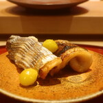 鮨 しみづ - ドラゴン太刀魚と15日間熟成一夜干しカマスの炭火焼き