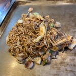 はやしのお好み焼 - よせそば、具はイカがよかった。※卵なし推奨