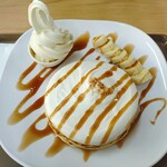 コルネさんのパンケーキハウス - 料理写真:たっぷりミルククリームのキャラメルバナナパンケーキ