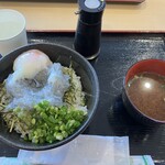 マル伊商店 内海店 - 生しらす丼　ご飯大盛¥1100
