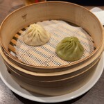 330228744 - 京鼎樓人気の小籠包二種