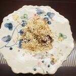 髙橋 謙太郎 - カマスの皮目だけを味噌に漬けて焼き、上に栗をかけてる