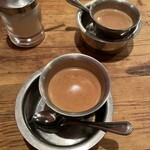 グルガオン - 手前はホットチャイ、奥はスパイスミルクコーヒー　スパイスミルクコーヒー初めて飲んでとても気に入ったので次回必ず