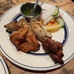 グルガオン - タンドリーチキン　これも美味しかった！チキンやわらかくてスパイス濃厚なお味　ピクルスとレモンがよく合う　緑のソースが何だったか忘れる