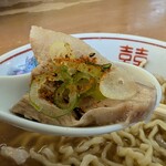 喜多方ラーメン 天高盛 - チャーシューにネギと七味唐辛子