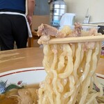 喜多方ラーメン 天高盛 - 刻まれたチャーシューと中太麺
