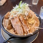 AKIHA麺屋 粋翔 - AKIHA味噌『白』　野菜　角煮TP。　湯気で白っぽい写真になりました。