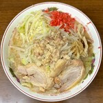 ラーメン二郎 - 小らーめん（豚2枚）・ニンニク・アブラ・ベニ・アレ（魚粉）