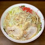 ラーメン二郎 - 小らーめん（豚2枚）・ニンニク・アブラ・ベニ・アレ（魚粉）