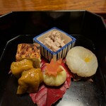 旬菜懐石吟 - 人参の紅葉のしたのおひねりの中には赤味噌が！