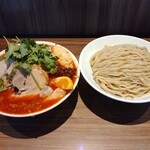 らーめん菊 - 限定 トムヤム 1450円
      つけ麺変更 100円
      限定トッピング パクチー 100円
      麺300g ニンニクマシマシ ヤサイマシ