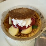 Restaurant LE MiDi - コースのデザート。野いちごのジェラートとクレームブリュレ。
