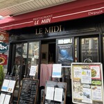 Restaurant LE MiDi - ところ狭しと置かれたPOPは嫌な感じでなく、むしろお店のサービス精神の表れのよう。
