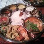 Spice&Dining KALA - 肝心の主役たるミールスの写真はブレてたｗｗ早く食べたくて手が震えてた模様