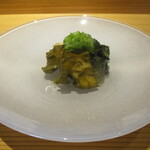 好日 - 先付：蒸し鮑の肝餡に金時草と叩いたオクラがあしらわれています。鮑がとってもやわらかで、お出汁がよく効いた土佐酢のジュレが一層 美味しさを引き立てています ♪♬